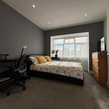 Entire House Floor Perfect For Couples & Freelancers - Available For Single Too 호텔 런던 외부 사진