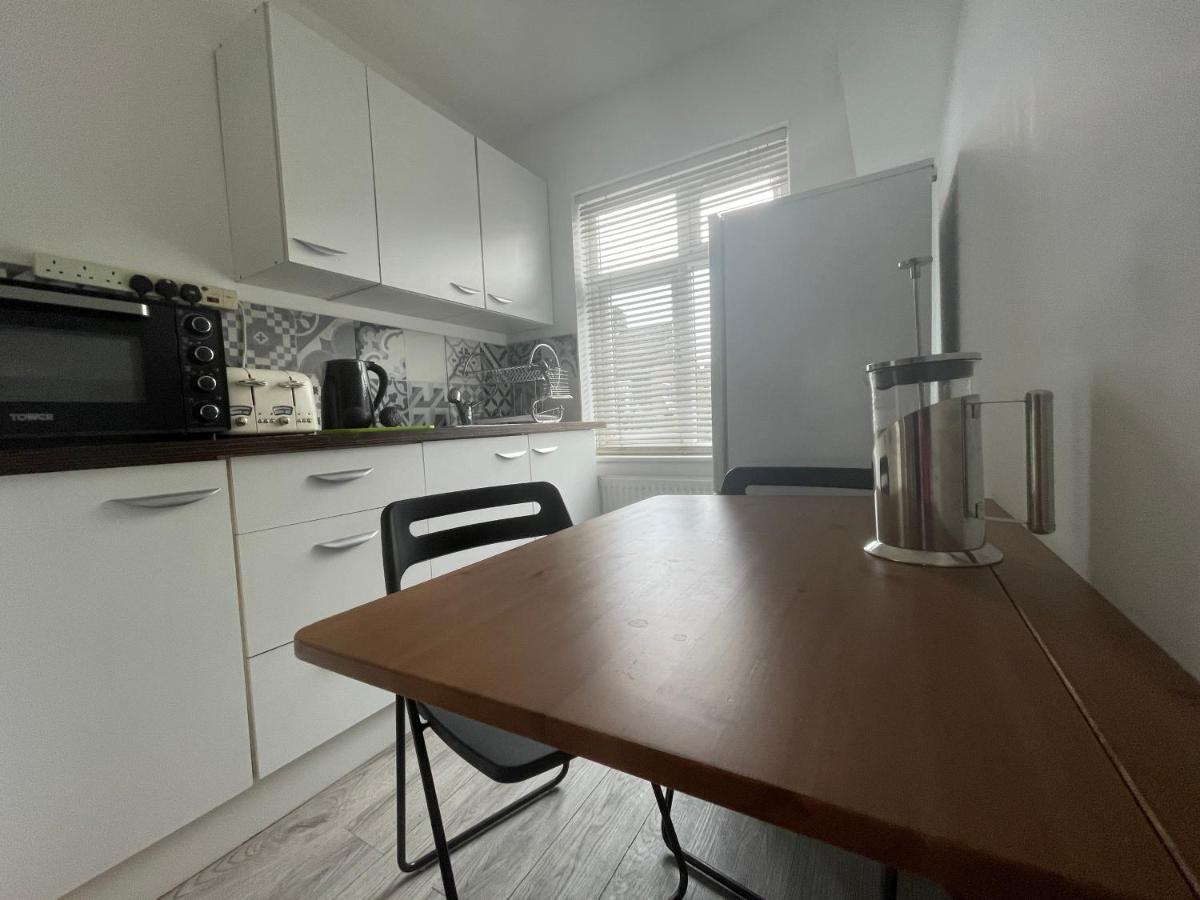 Entire House Floor Perfect For Couples & Freelancers - Available For Single Too 호텔 런던 외부 사진