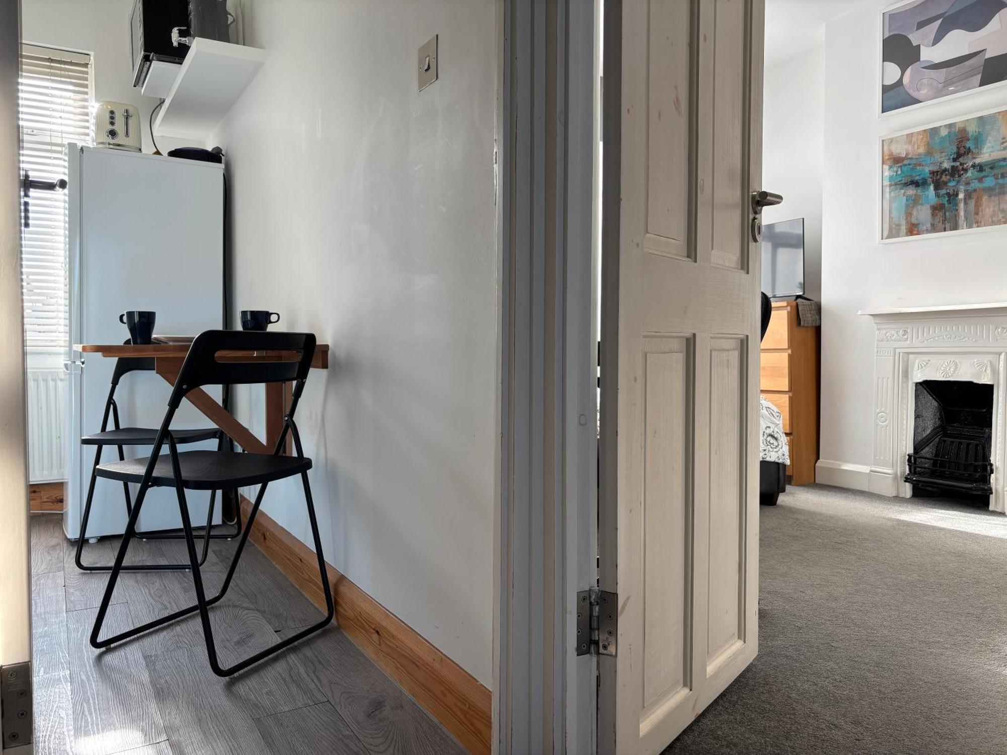 Entire House Floor Perfect For Couples & Freelancers - Available For Single Too 호텔 런던 외부 사진