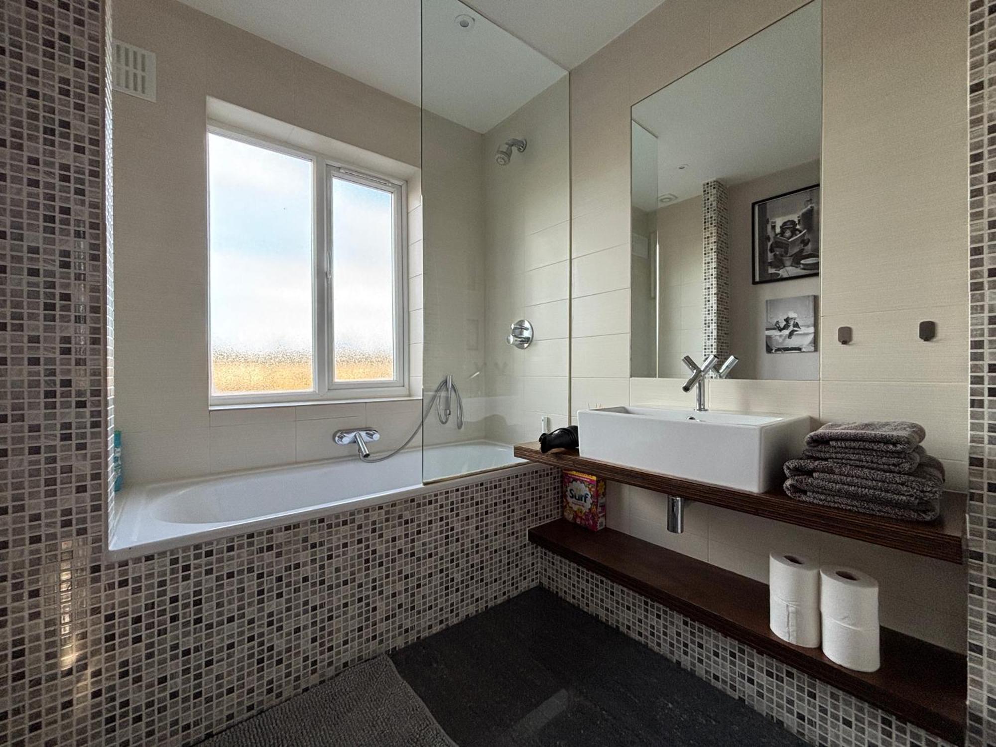 Entire House Floor Perfect For Couples & Freelancers - Available For Single Too 호텔 런던 외부 사진